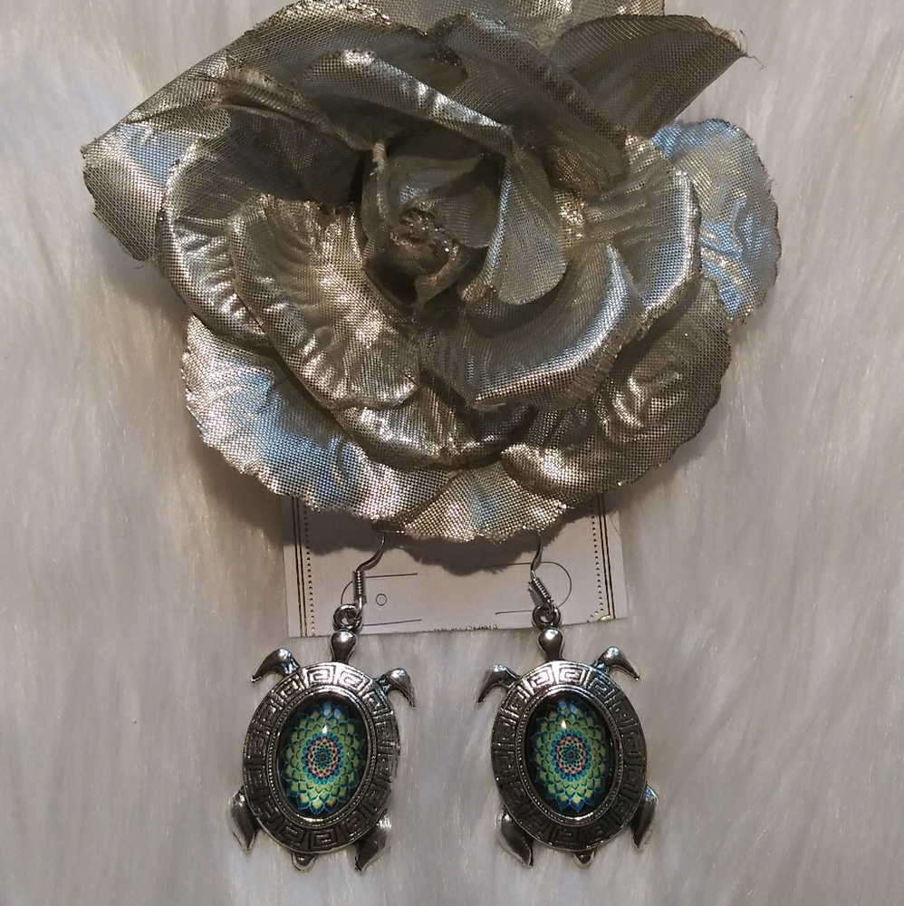 Silver Tone Metal Turtle Earrings / New